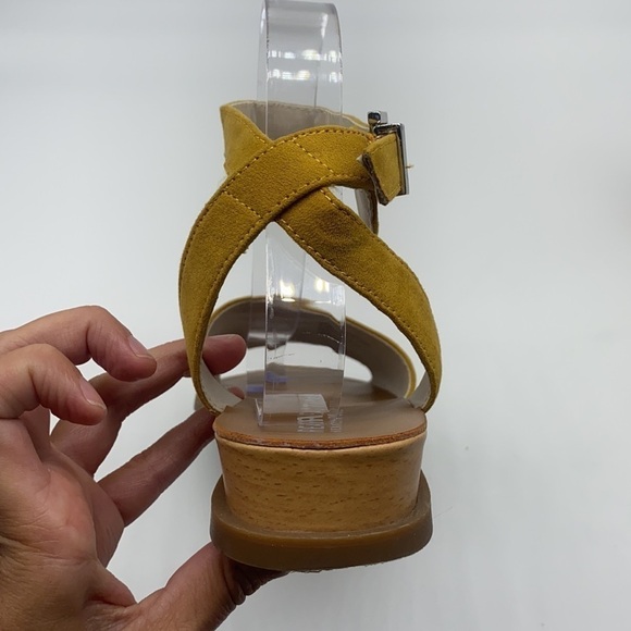 Reaction Kenneth Cole - Jolly Mustard Yellow Suede Open Toe Sandal Size 7.5 - Picture 6 of 15